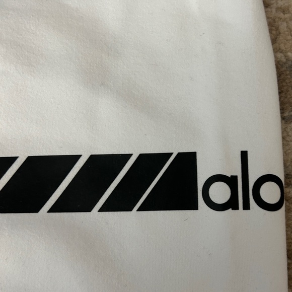 Alo Yoga High-Waist Graphic Airbrush Legging - Picture 3 of 4